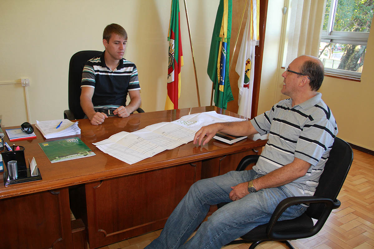 CLASSMANN RECEBE VISITAS E REALIZA PRIMEIRAS REUNIÕES